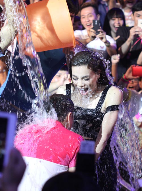Mr. Đàm và Hồ Ngọc Hà bị đổ xô nước đá lên đầu trên sân khấu X- Factor 5