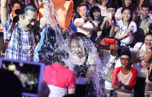 Mr. Đàm và Hồ Ngọc Hà bị đổ xô nước đá lên đầu trên sân khấu X- Factor 6