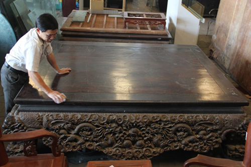 Chiếc sập gỗ trắc giá 1,5 tỷ đồng tại kho đồ cũ ở Hà Nội 7