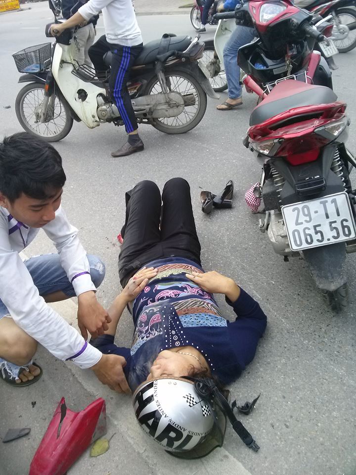 Tai nạn giao thông, nạn nhân bay vào bụi cây ven đường bất tỉnh 8
