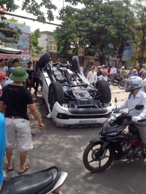 Nghệ An: Ô tô tông gãy cột điện, lật ngửa trên đường 1