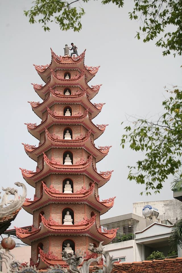 Giải cứu thanh niên biểu hiện 'ngáo đá' trên bảo tháp chùa Cót 9