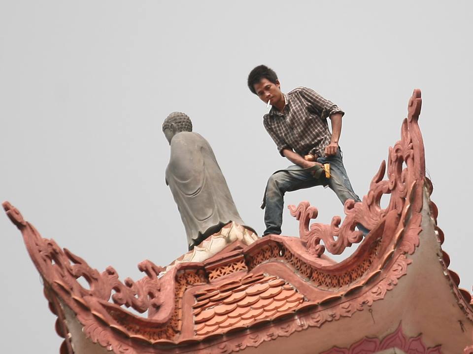Giải cứu thanh niên biểu hiện 'ngáo đá' trên bảo tháp chùa Cót 1