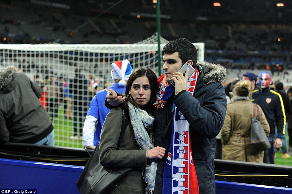 Cổ động viên xem trận Pháp - Đức hoảng loạn sau vụ nổ bom tại Paris 5