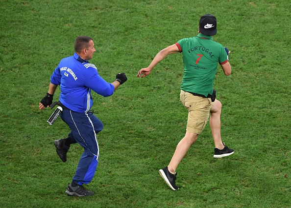 'Fan cuồng' lao vào sân đòi ôm Ronaldo 2