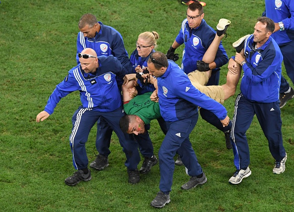 'Fan cuồng' lao vào sân đòi ôm Ronaldo 7