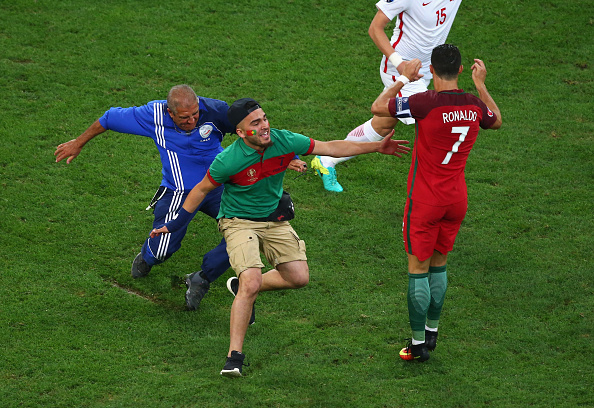'Fan cuồng' lao vào sân đòi ôm Ronaldo 5