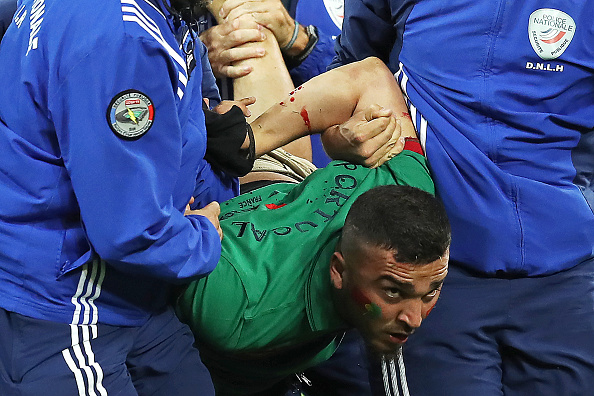 'Fan cuồng' lao vào sân đòi ôm Ronaldo 6