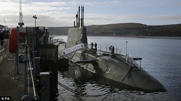 Tàu ngầm hạt nhân Anh va chạm với tàu buôn 2