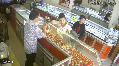 Nhóm 'nữ quái' dàn cảnh trộm trong tiệm vàng ở Lạng Sơn 1