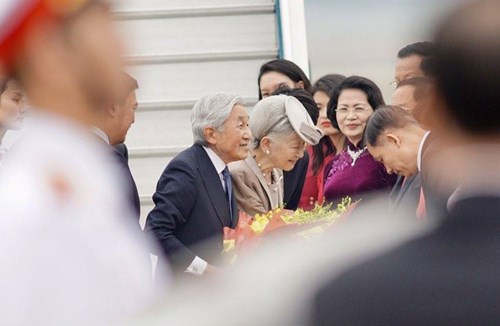 Nhật hoàng và Hoàng hậu đã đặt chân tới sân bay Nội Bài 2
