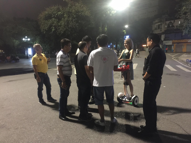 Chuyện ít người biết về cô gái ăn mặc sành điệu bán kẹo cao su trên phố đi bộ Hà Nội - Ảnh 2. Chuyện ít người biết về cô gái ăn mặc sành điệu bán kẹo cao su trên phố đi bộ Hà Nội 2