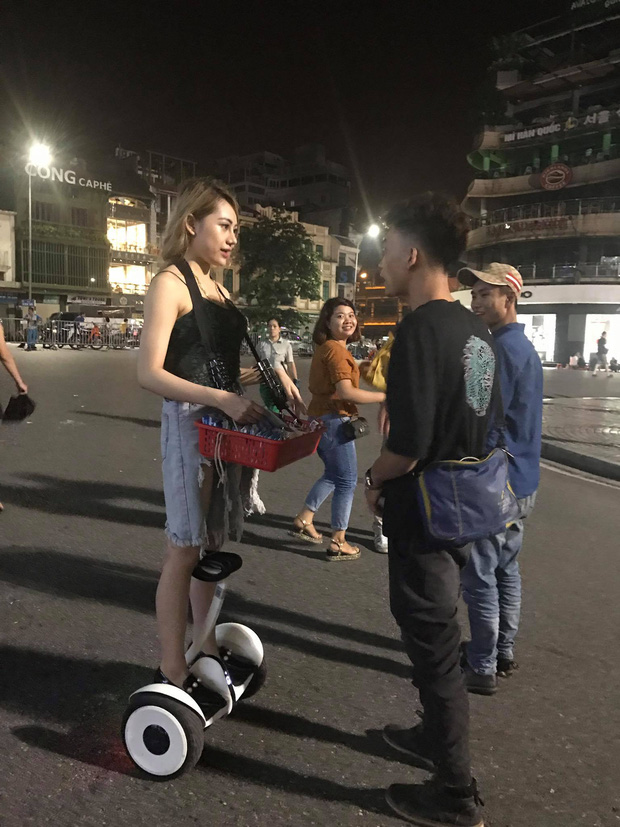 Chuyện ít người biết về cô gái ăn mặc sành điệu bán kẹo cao su trên phố đi bộ Hà Nội - Ảnh 1. Chuyện ít người biết về cô gái ăn mặc sành điệu bán kẹo cao su trên phố đi bộ Hà Nội 1