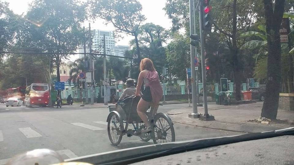 Thấy bác xích lô già yếu, cô tây xung phong chở bác đi dạo phố Sài Gòn luôn! - Ảnh 1. Thấy bác xích lô già yếu, cô tây xung phong chở bác đi dạo phố Sài Gòn luôn! 1