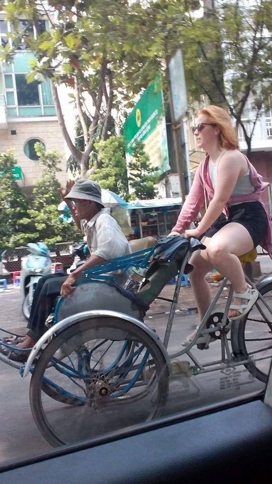 Thấy bác xích lô già yếu, cô tây xung phong chở bác đi dạo phố Sài Gòn luôn! - Ảnh 2. Thấy bác xích lô già yếu, cô tây xung phong chở bác đi dạo phố Sài Gòn luôn! 2