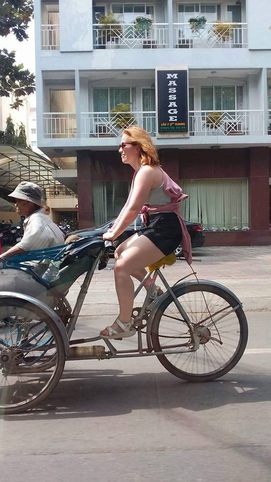Thấy bác xích lô già yếu, cô tây xung phong chở bác đi dạo phố Sài Gòn luôn! - Ảnh 4. Thấy bác xích lô già yếu, cô tây xung phong chở bác đi dạo phố Sài Gòn luôn! 4
