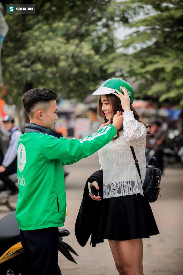 Đến ngày chụp kỷ yếu vẫn mặc áo nghề, sinh viên nghèo được tặng bộ ảnh ấn tượng - Ảnh 3. Thanh niên Grab chụp bộ ảnh theo phong cách... xanh chẳng giống ai 3