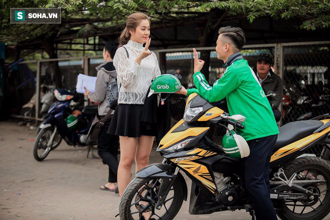 Đến ngày chụp kỷ yếu vẫn mặc áo nghề, sinh viên nghèo được tặng bộ ảnh ấn tượng - Ảnh 10. Thanh niên Grab chụp bộ ảnh theo phong cách... xanh chẳng giống ai 10
