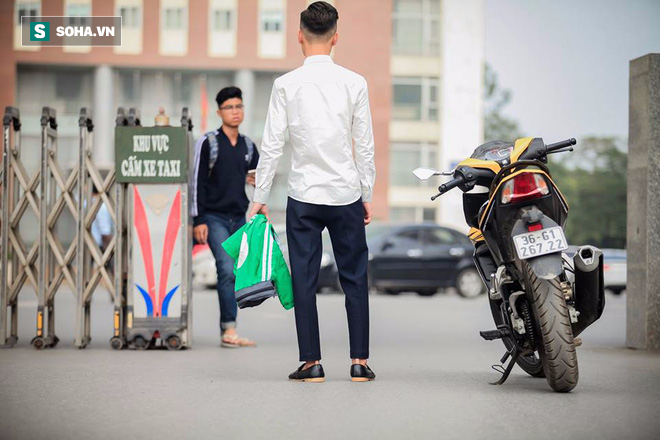 Đến ngày chụp kỷ yếu vẫn mặc áo nghề, sinh viên nghèo được tặng bộ ảnh ấn tượng - Ảnh 4. Thanh niên Grab chụp bộ ảnh theo phong cách... xanh chẳng giống ai 4