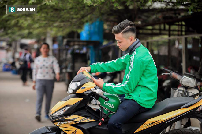 Đến ngày chụp kỷ yếu vẫn mặc áo nghề, sinh viên nghèo được tặng bộ ảnh ấn tượng - Ảnh 6. Thanh niên Grab chụp bộ ảnh theo phong cách... xanh chẳng giống ai 6