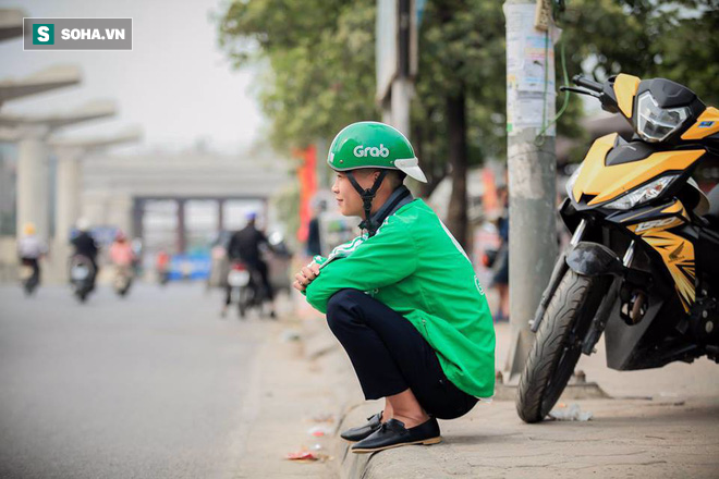 Đến ngày chụp kỷ yếu vẫn mặc áo nghề, sinh viên nghèo được tặng bộ ảnh ấn tượng - Ảnh 7. Thanh niên Grab chụp bộ ảnh theo phong cách... xanh chẳng giống ai 7