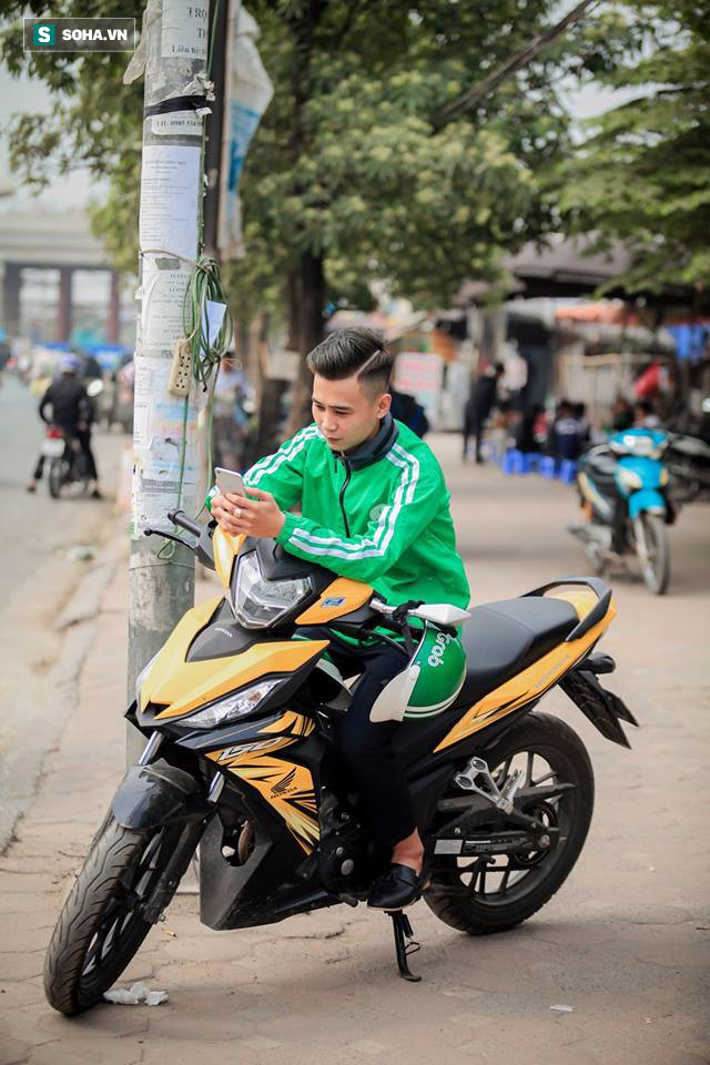 Đến ngày chụp kỷ yếu vẫn mặc áo nghề, sinh viên nghèo được tặng bộ ảnh ấn tượng - Ảnh 1. Thanh niên Grab chụp bộ ảnh theo phong cách... xanh chẳng giống ai 1