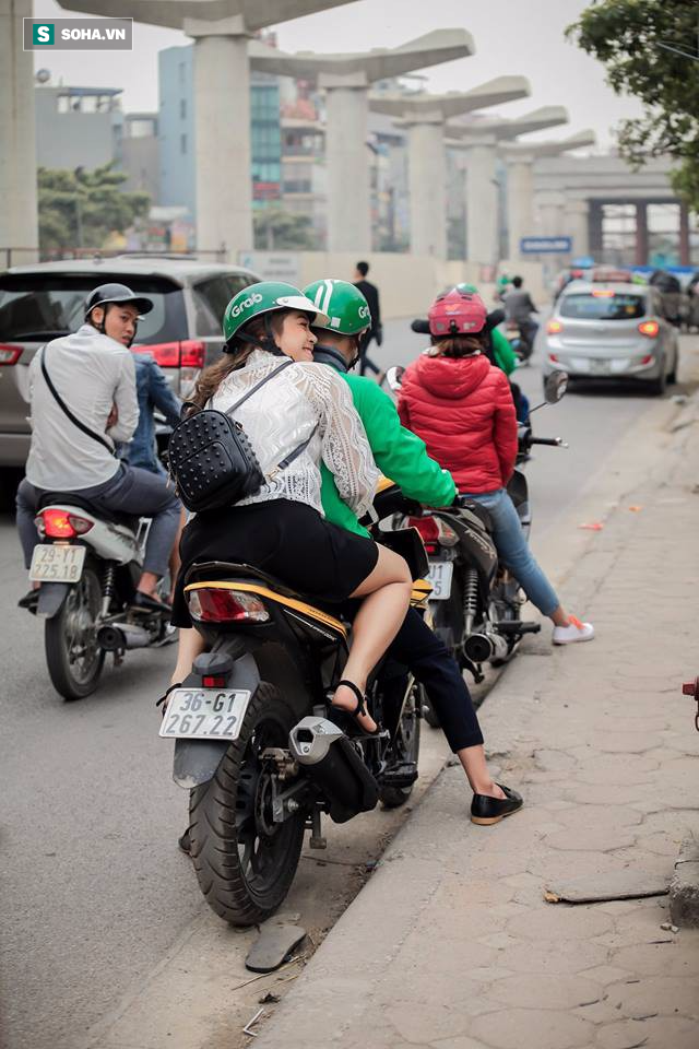 Đến ngày chụp kỷ yếu vẫn mặc áo nghề, sinh viên nghèo được tặng bộ ảnh ấn tượng - Ảnh 8. Thanh niên Grab chụp bộ ảnh theo phong cách... xanh chẳng giống ai 8