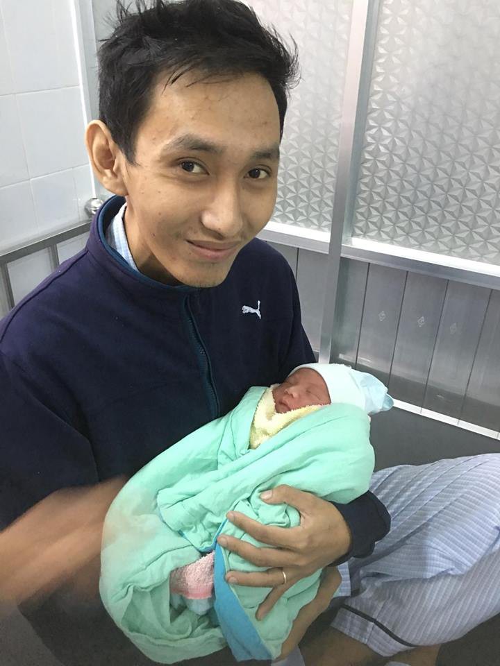 Tâm sự đầy hy vọng của ông bố bị ung thư gan giai đoạn cuối lần đầu được ôm con trai trong lòng - Ảnh 1. Tâm sự đầy hy vọng của ông bố bị ung thư gan giai đoạn cuối lần đầu được ôm con trai trong lòng 1