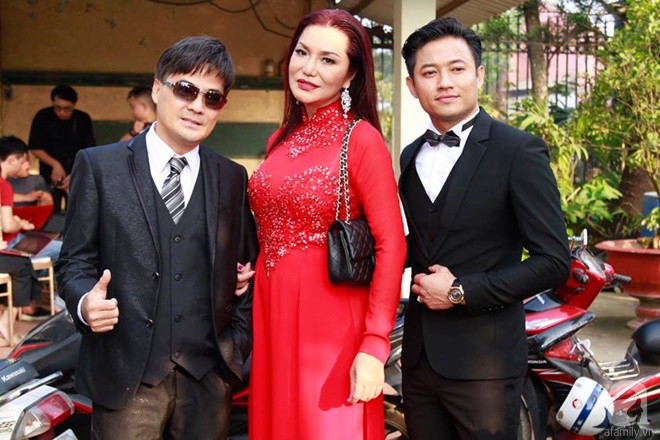 Điều đặc biệt trong đám cưới Lâm Khánh Chi: Dàn phù dâu 100% là người chuyển giới - Ảnh 7. Điều đặc biệt trong đám cưới Lâm Khánh Chi: Dàn phù dâu 100\% là người chuyển giới 7