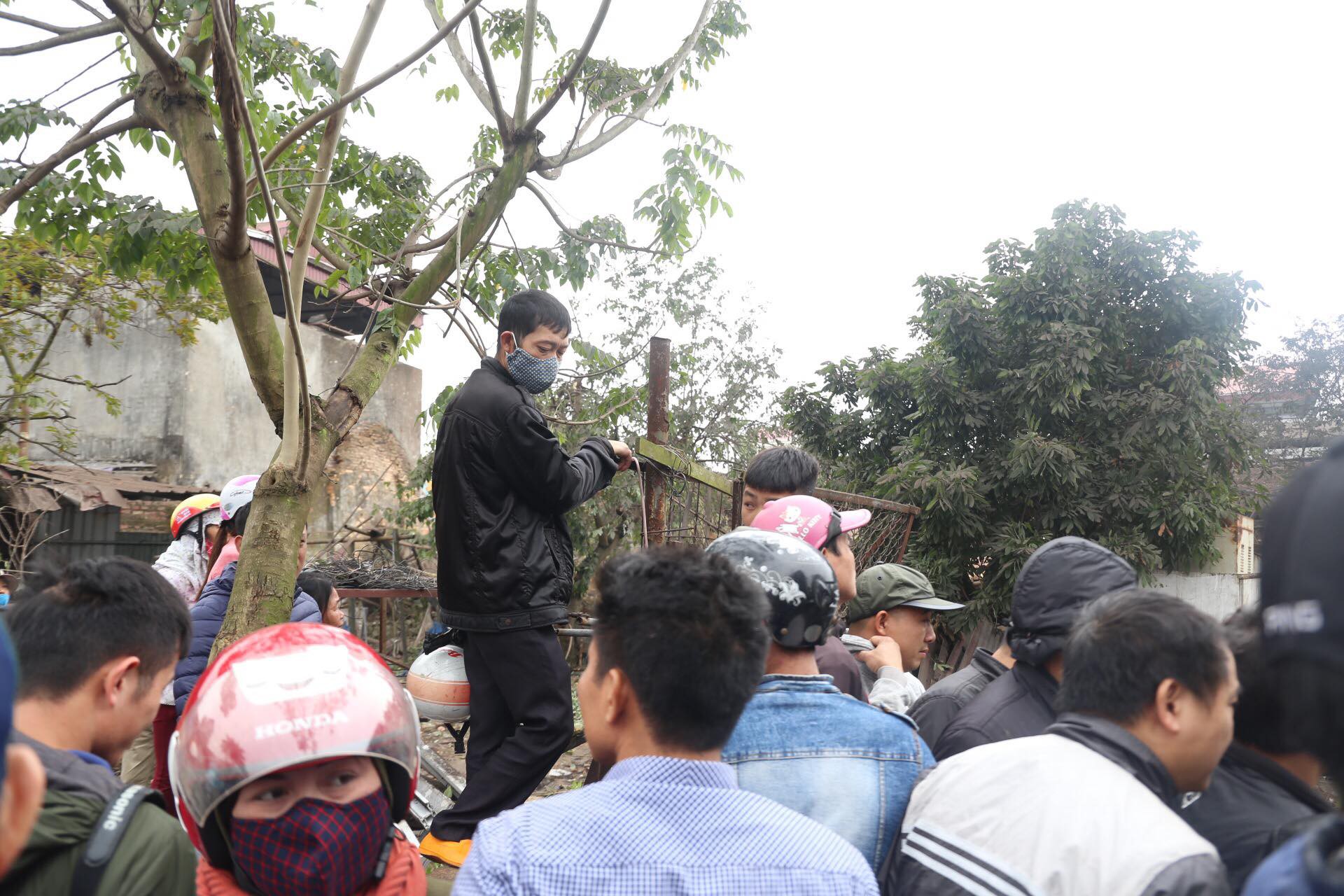 Người dân hiếu kỳ kéo nhau đến xem hiện trường vụ nổ kinh hoàng ở Bắc Ninh 4