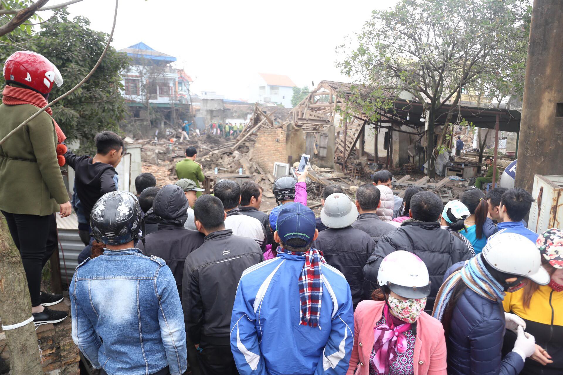 Người dân hiếu kỳ kéo nhau đến xem hiện trường vụ nổ kinh hoàng ở Bắc Ninh 1