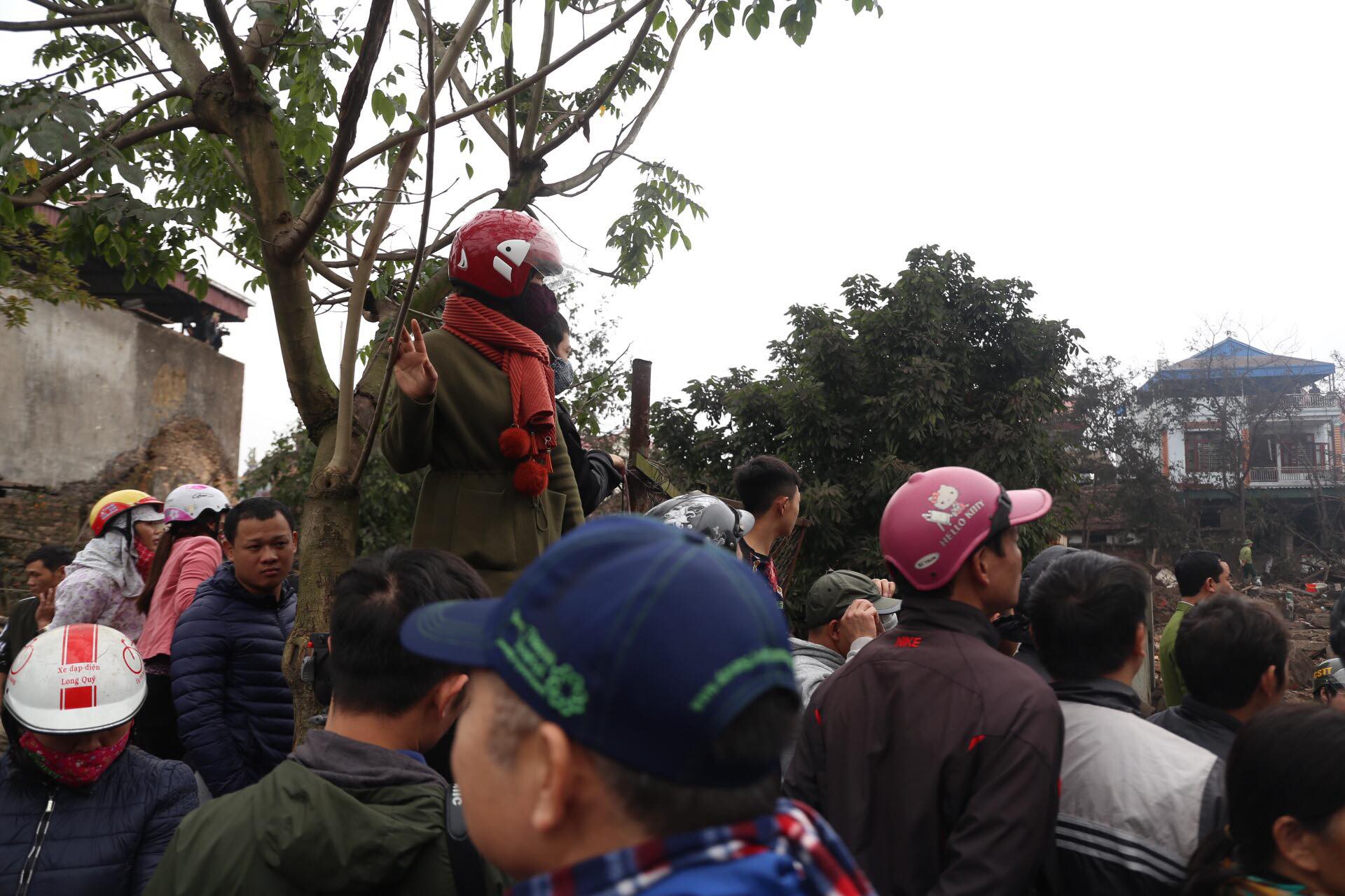 Người dân hiếu kỳ kéo nhau đến xem hiện trường vụ nổ kinh hoàng ở Bắc Ninh 5