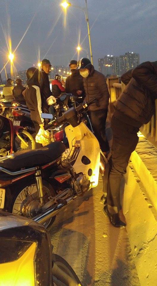 Hà Nội: Nam thanh niên đang đi ô tô bất ngờ mở cửa nhảy xuống sông Hồng - Ảnh 1. Hà Nội: Nam thanh niên đang đi ô tô bất ngờ mở cửa, nhảy xuống sông 1