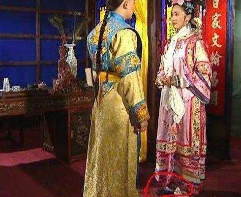 Sự thật gây cười trong phim cổ trang: Xuất hiện bóng điện, cảnh đâm nhau như trò đùa - Ảnh 13. Sự thật gây cười trong phim cổ trang: Xuất hiện bóng điện, cảnh đâm nhau như trò đùa 13