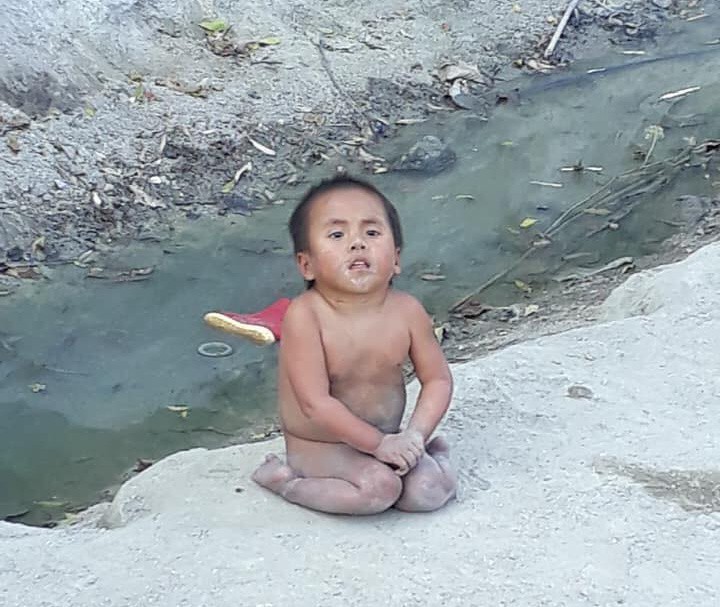 Vợ chồng ở Sài Gòn hoãn mua ô tô, vượt nghìn km đến Mường Lát nhận nuôi bé gái liệt 2 chân không manh áo giữa mùa đông - Ảnh 2. Vợ chồng ở Sài Gòn hoãn mua ô tô, vượt nghìn km đến Mường Lát nhận nuôi bé gái liệt 2 chân không manh áo giữa mùa đông 1