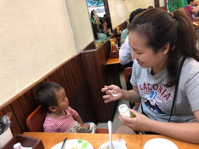 Vợ chồng ở Sài Gòn hoãn mua ô tô, vượt nghìn km đến Mường Lát nhận nuôi bé gái liệt 2 chân không manh áo giữa mùa đông - Ảnh 10. Vợ chồng ở Sài Gòn hoãn mua ô tô, vượt nghìn km đến Mường Lát nhận nuôi bé gái liệt 2 chân không manh áo giữa mùa đông 9