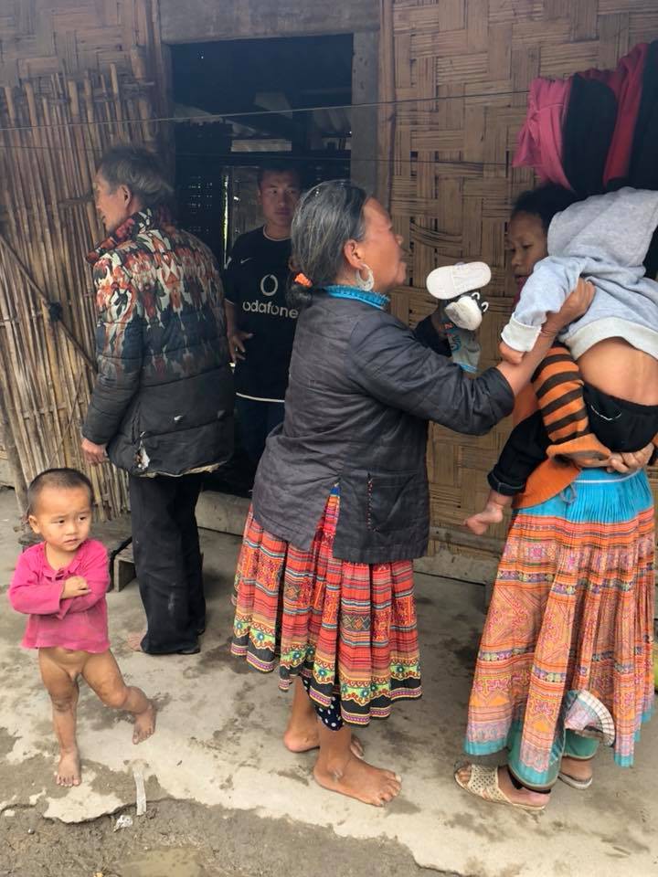 Vợ chồng ở Sài Gòn hoãn mua ô tô, vượt nghìn km đến Mường Lát nhận nuôi bé gái liệt 2 chân không manh áo giữa mùa đông - Ảnh 5. Vợ chồng ở Sài Gòn hoãn mua ô tô, vượt nghìn km đến Mường Lát nhận nuôi bé gái liệt 2 chân không manh áo giữa mùa đông 4