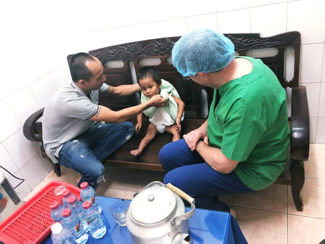 Vợ chồng ở Sài Gòn hoãn mua ô tô, vượt nghìn km đến Mường Lát nhận nuôi bé gái liệt 2 chân không manh áo giữa mùa đông - Ảnh 8. Vợ chồng ở Sài Gòn hoãn mua ô tô, vượt nghìn km đến Mường Lát nhận nuôi bé gái liệt 2 chân không manh áo giữa mùa đông 7
