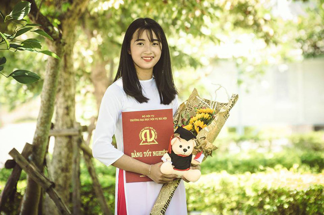 Dù không tô vẽ cầu kỳ, nữ công an xã vẫn gây chú ý qua bức ảnh chụp ké - Ảnh 4. Dù không 'tô vẽ cầu kỳ', nữ công an xã vẫn gây chú ý qua bức ảnh chụp ké 4