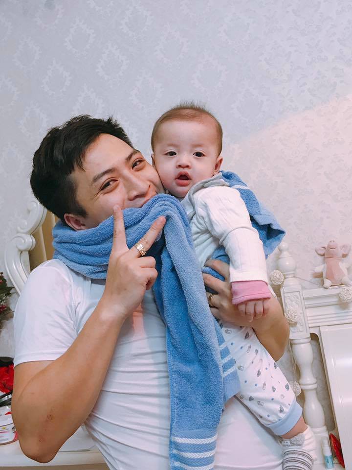 Con đang ngủ, ông bố đau khổ ăn mừng chiến thắng của U23 Việt Nam trong im lặng - Ảnh 5. Con đang ngủ, ông bố đau khổ ăn mừng chiến thắng của U23 Việt Nam trong im lặng 4