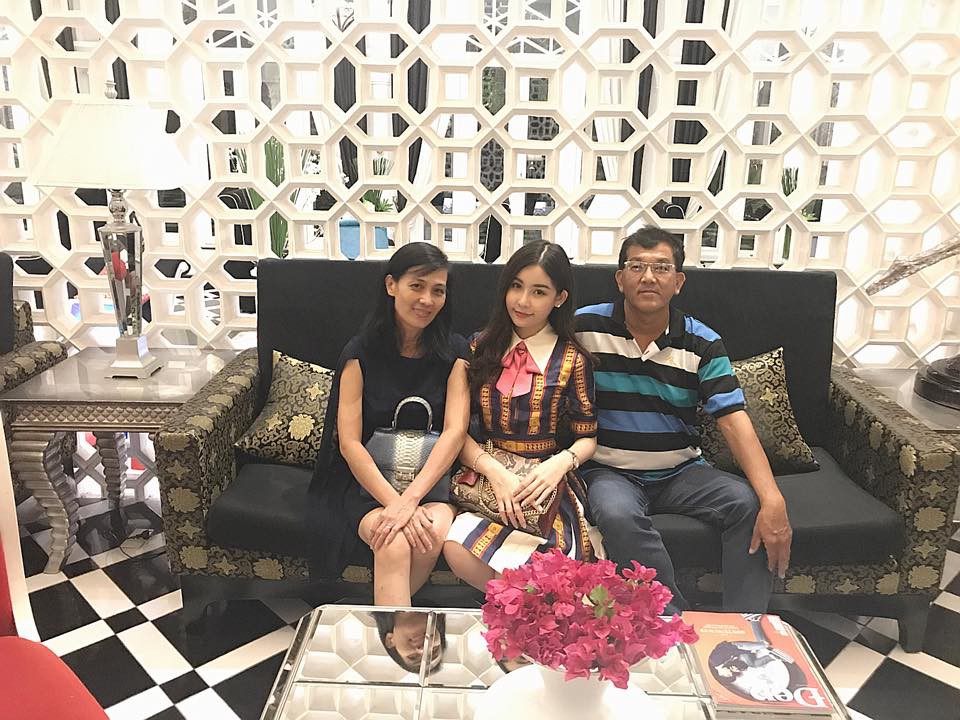 Trước nguy cơ bị thu hồi vương miện Hoa hậu, Lê Âu Ngân Anh vẫn hạnh phúc đón tuổi mới bên gia đình - Ảnh 1. Trước nguy cơ bị thu hồi vương miện Hoa hậu, Lê Âu Ngân Anh vẫn hạnh phúc đón tuổi mới bên gia đình 1