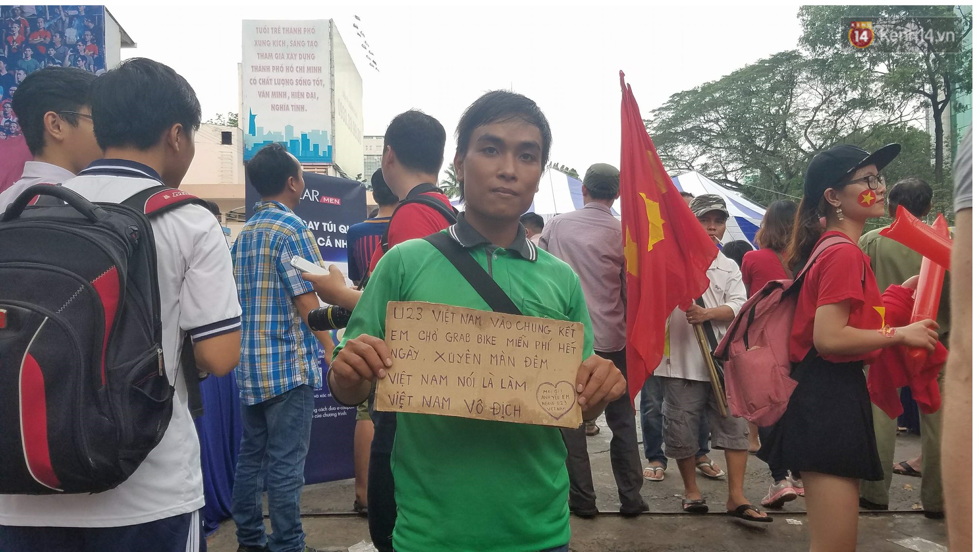 Tài xế Grab cầm biển thông báo sẽ chở khách miễn phí xuyên đêm nếu U23 Việt Nam vào chung kết - Ảnh 1. Tài xế Grab cầm biển thông báo sẽ chở khách miễn phí xuyên đêm nếu U23 Việt Nam vào chung kết 1