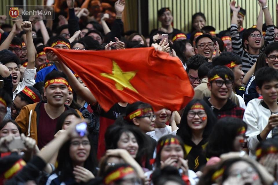 Chùm ảnh: Khoảnh khắc U23 Việt Nam gỡ hòa trong những phút cuối, hàng triệu người đã nắm tay, ôm nhau hạnh phúc nhường này - Ảnh 2. Chùm ảnh: Khoảnh khắc U23 Việt Nam gỡ hòa trong những phút cuối, hàng triệu người đã nắm tay, ôm nhau hạnh phúc nhường này 2