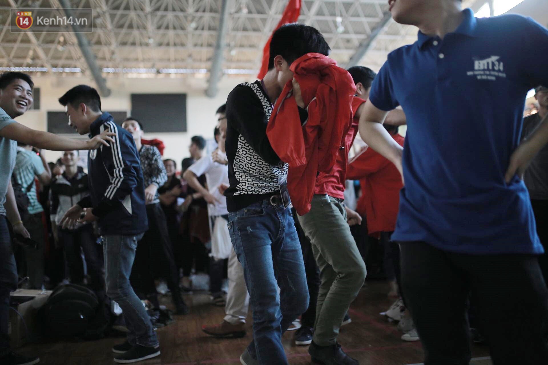 Chùm ảnh: Khoảnh khắc U23 Việt Nam gỡ hòa trong những phút cuối, hàng triệu người đã nắm tay, ôm nhau hạnh phúc nhường này - Ảnh 5. Chùm ảnh: Khoảnh khắc U23 Việt Nam gỡ hòa trong những phút cuối, hàng triệu người đã nắm tay, ôm nhau hạnh phúc nhường này 5