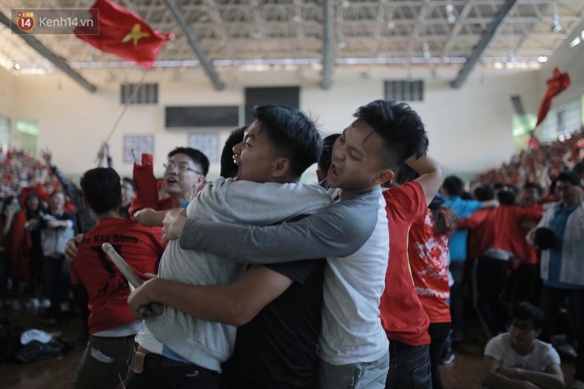 Chùm ảnh: Khoảnh khắc U23 Việt Nam gỡ hòa trong những phút cuối, hàng triệu người đã nắm tay, ôm nhau hạnh phúc nhường này - Ảnh 6. Chùm ảnh: Khoảnh khắc U23 Việt Nam gỡ hòa trong những phút cuối, hàng triệu người đã nắm tay, ôm nhau hạnh phúc nhường này 6