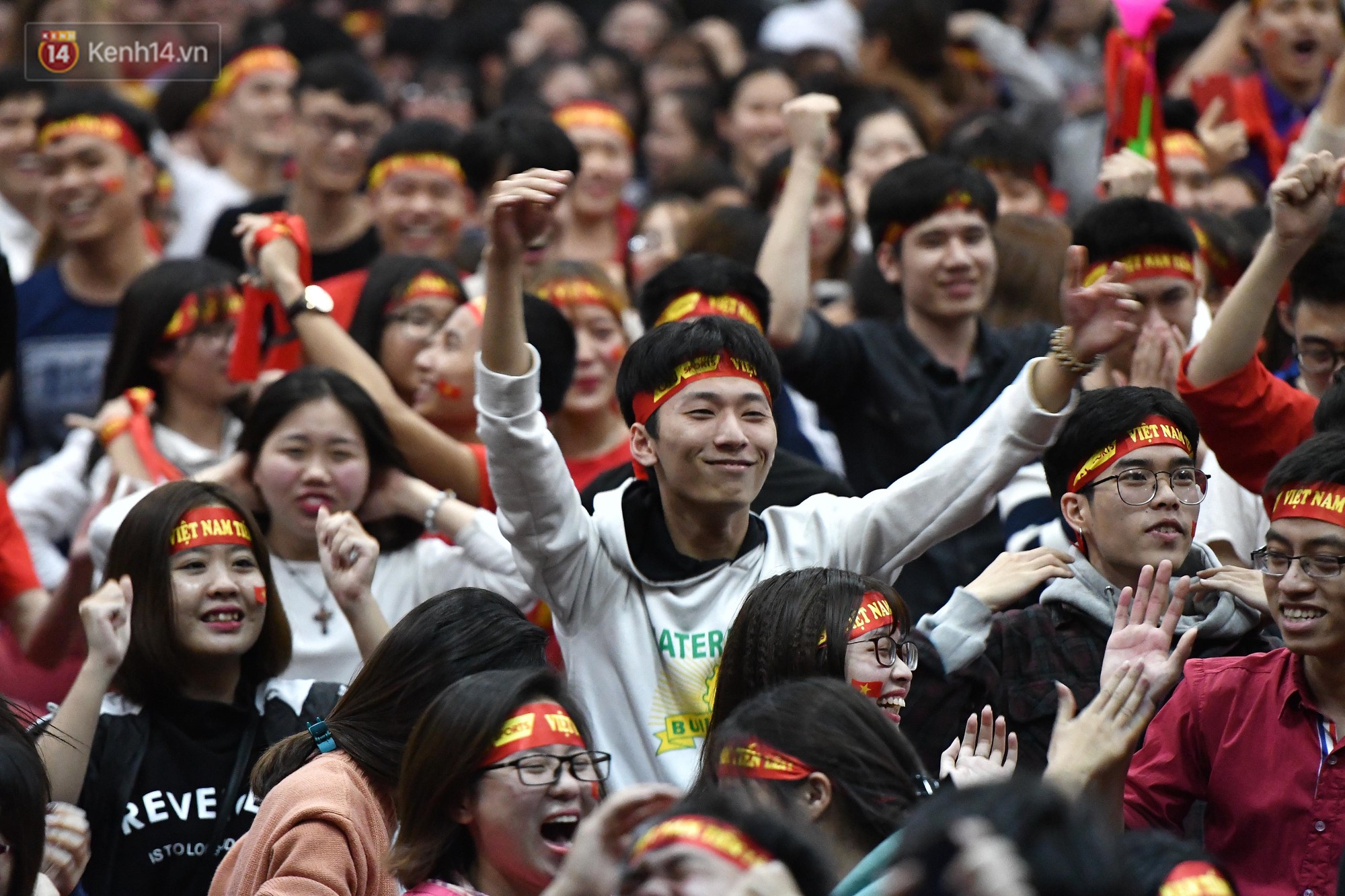 Chùm ảnh: Khoảnh khắc U23 Việt Nam gỡ hòa trong những phút cuối, hàng triệu người đã nắm tay, ôm nhau hạnh phúc nhường này - Ảnh 4. Chùm ảnh: Khoảnh khắc U23 Việt Nam gỡ hòa trong những phút cuối, hàng triệu người đã nắm tay, ôm nhau hạnh phúc nhường này 4
