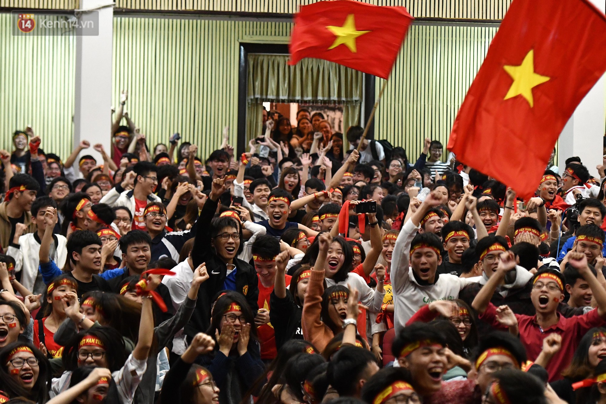 Chùm ảnh: Khoảnh khắc U23 Việt Nam gỡ hòa trong những phút cuối, hàng triệu người đã nắm tay, ôm nhau hạnh phúc nhường này - Ảnh 1. Chùm ảnh: Khoảnh khắc U23 Việt Nam gỡ hòa trong những phút cuối, hàng triệu người đã nắm tay, ôm nhau hạnh phúc nhường này 1