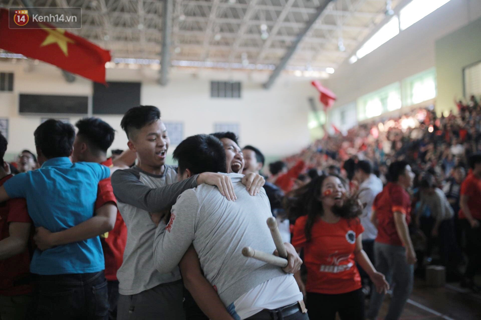 Chùm ảnh: Khoảnh khắc U23 Việt Nam gỡ hòa trong những phút cuối, hàng triệu người đã nắm tay, ôm nhau hạnh phúc nhường này - Ảnh 7. Chùm ảnh: Khoảnh khắc U23 Việt Nam gỡ hòa trong những phút cuối, hàng triệu người đã nắm tay, ôm nhau hạnh phúc nhường này 7