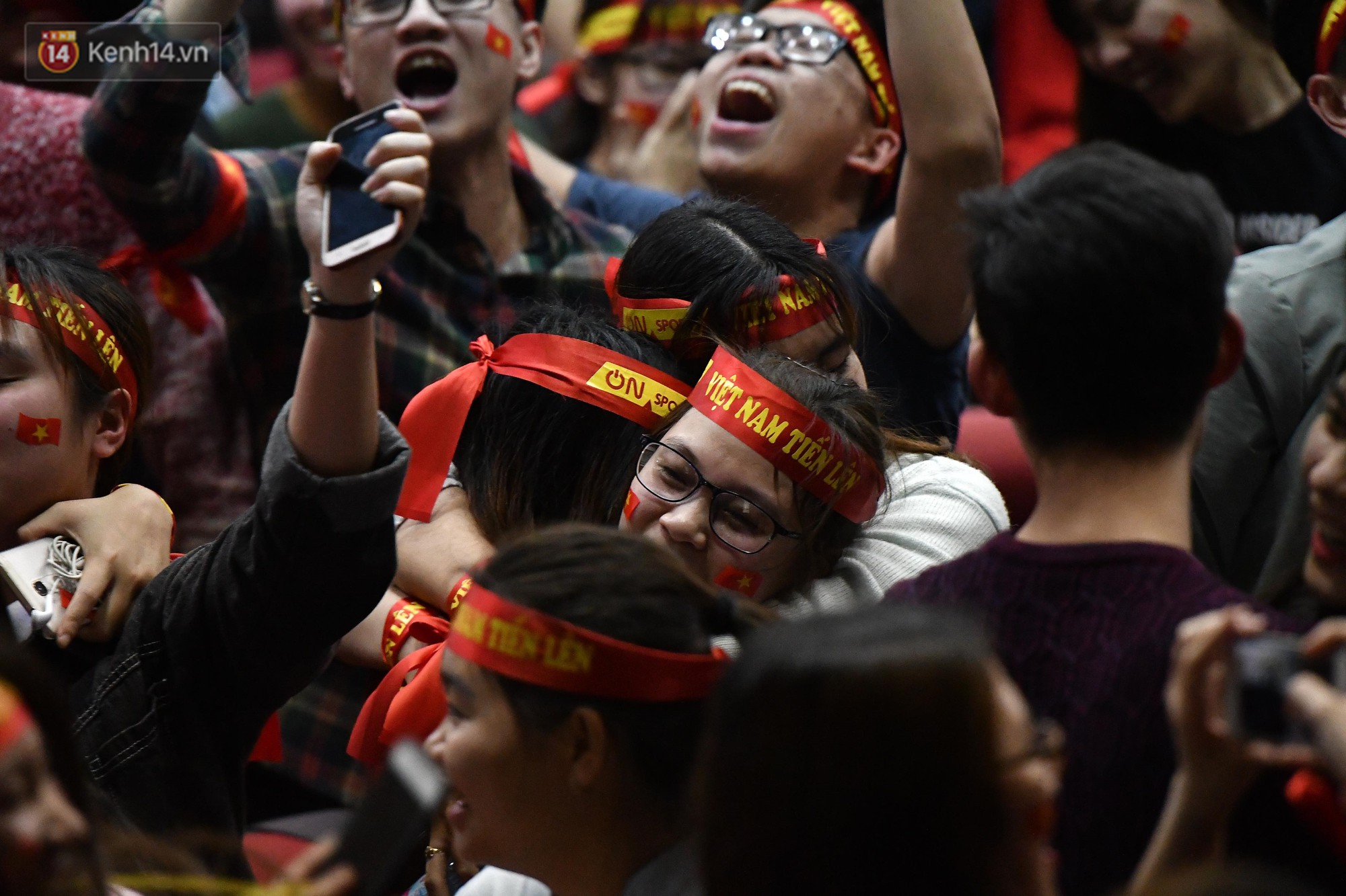 Chùm ảnh: Khoảnh khắc U23 Việt Nam gỡ hòa trong những phút cuối, hàng triệu người đã nắm tay, ôm nhau hạnh phúc nhường này - Ảnh 10. Chùm ảnh: Khoảnh khắc U23 Việt Nam gỡ hòa trong những phút cuối, hàng triệu người đã nắm tay, ôm nhau hạnh phúc nhường này 10