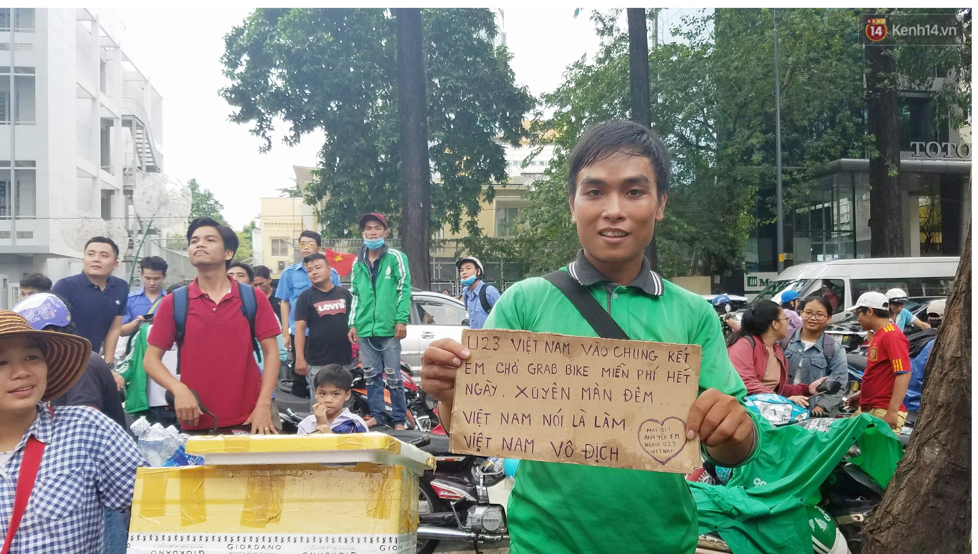 Tài xế Grab cầm biển thông báo sẽ chở khách miễn phí xuyên đêm nếu U23 Việt Nam vào chung kết - Ảnh 2. Tài xế Grab cầm biển thông báo sẽ chở khách miễn phí xuyên đêm nếu U23 Việt Nam vào chung kết 2